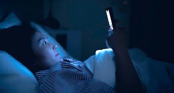 睡前總忍不住滑到半夜？10招與手機斷捨離不再掉入多巴胺陷阱